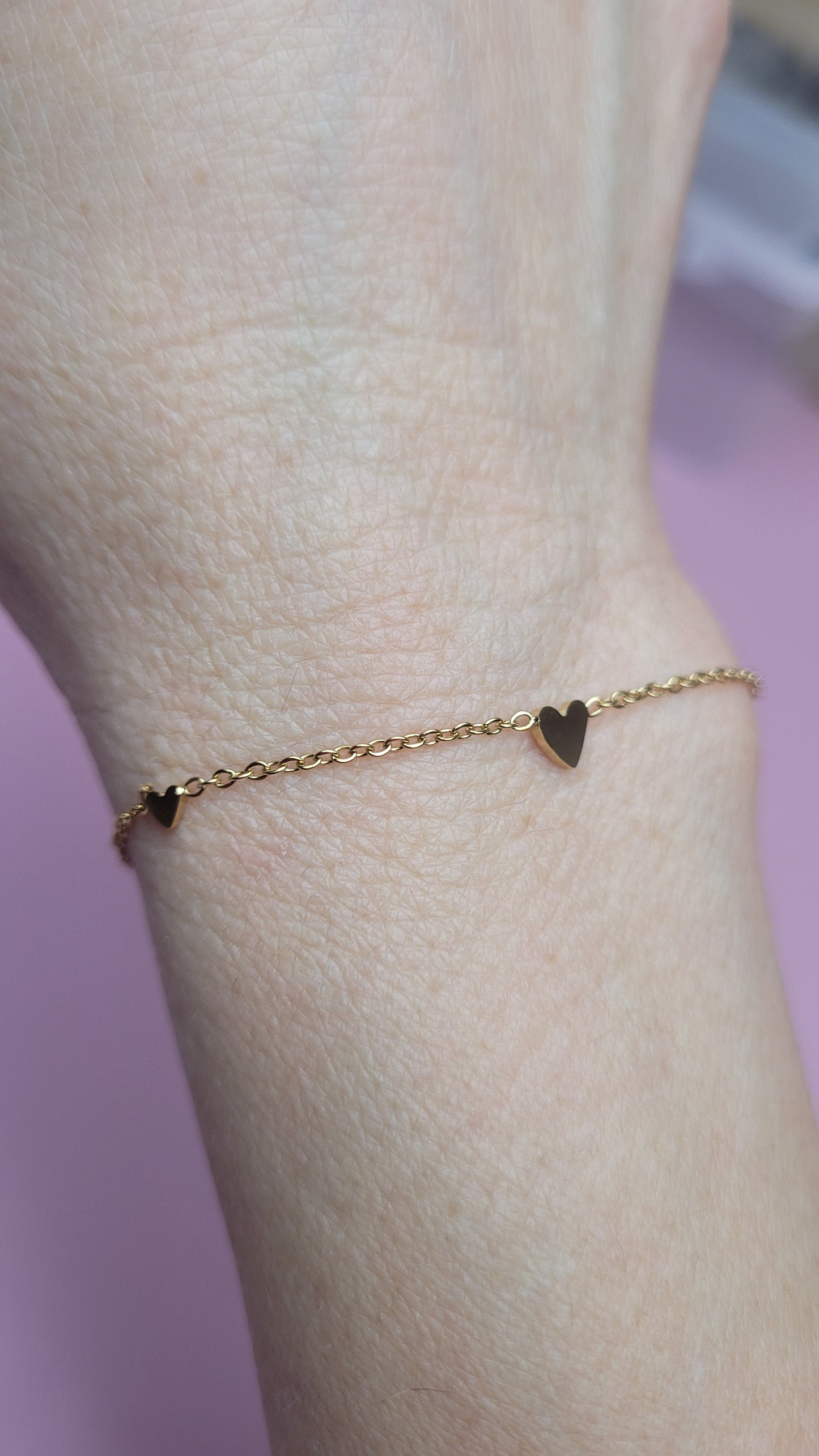 schattig goudkleurig armbandje met hartjes