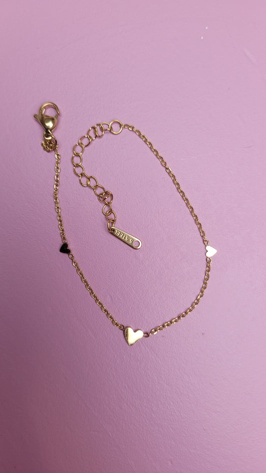 schattig goudkleurig armbandje met hartjes