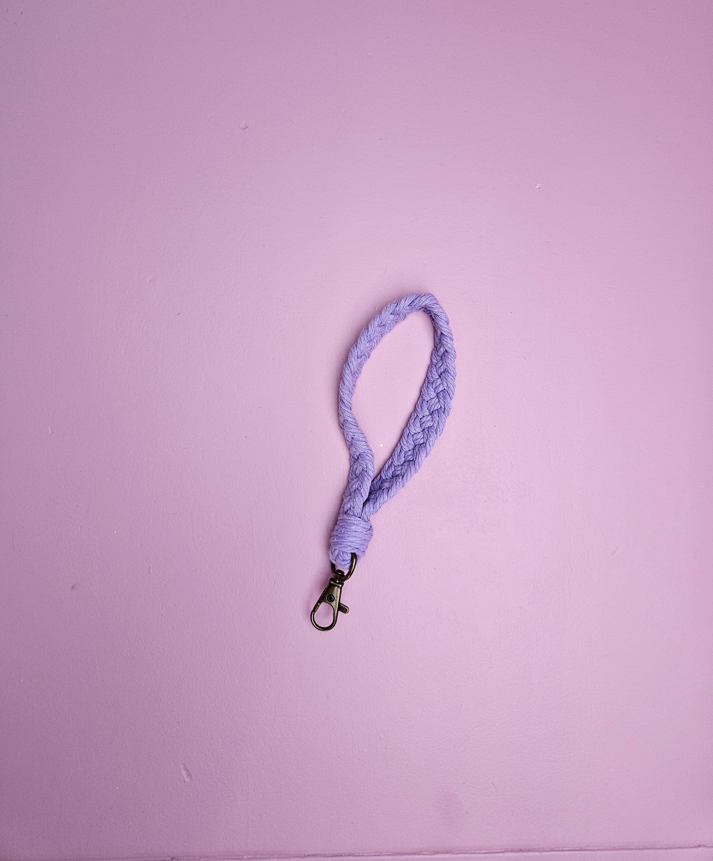 Lila sleutelhanger macrame