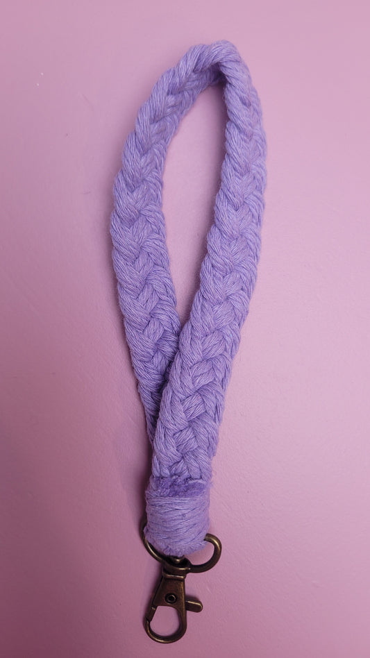 Lila sleutelhanger macrame