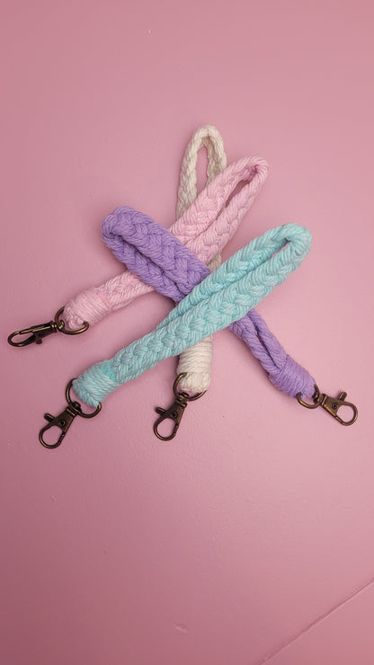 Mint groene macramé sleutelhanger