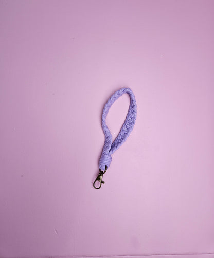 Lila sleutelhanger macrame