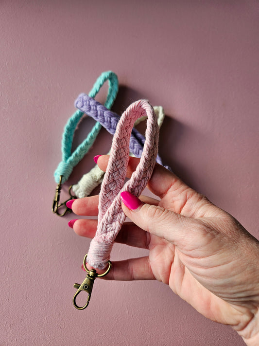 Macramé roze sleutelhanger