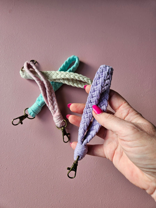 Lila sleutelhanger macrame