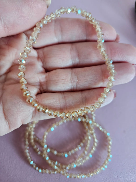 Armbandje gouden steentjes