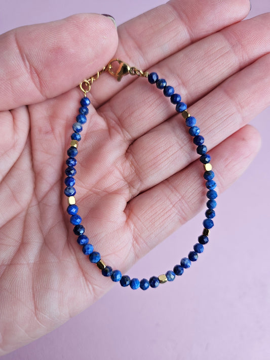 Schattig blauw armbandje met gouden Accenten