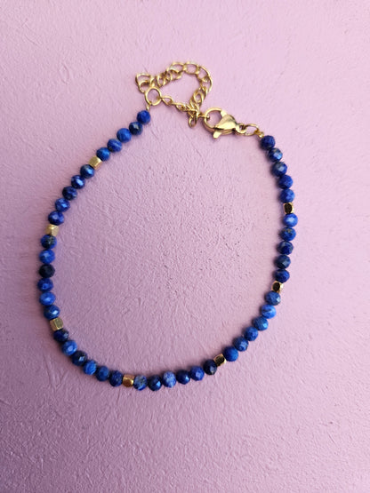 Schattig blauw armbandje met gouden Accenten
